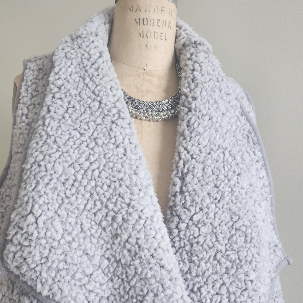 ❄️New to my closet❄️NWOT Grey teddy vest